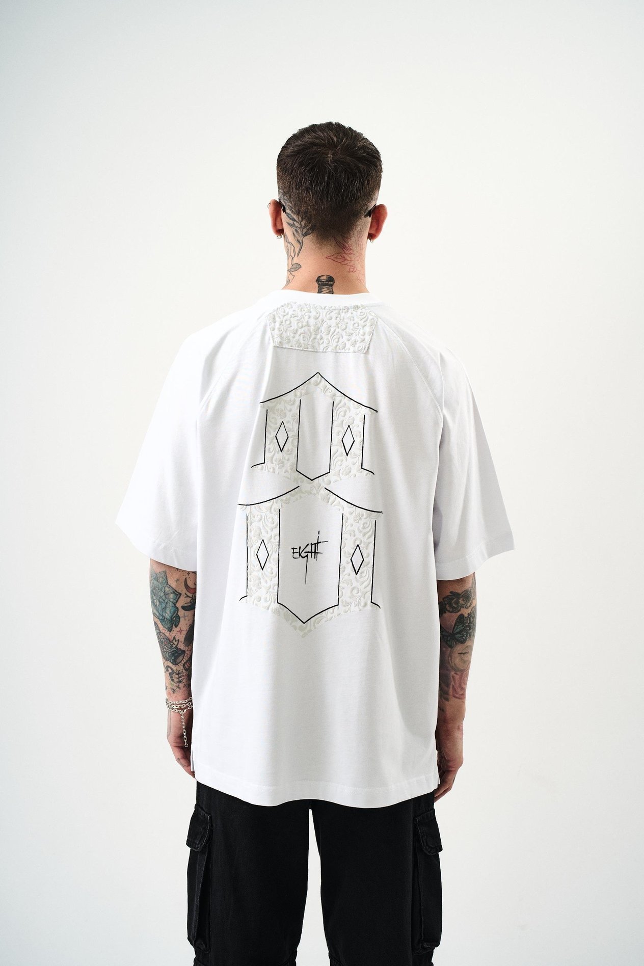 Eight Kabartma Baskılı Oversize T-shirt Beyaz