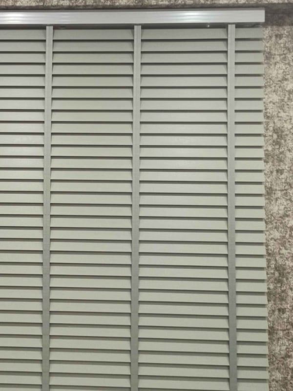 Gri Redektörlü Kurdelalı Ahşap Jaluzi