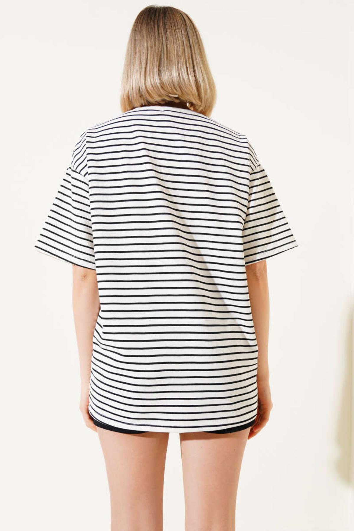 Ayıcık Nakışlı Çizgili Oversize TshirtKADIN T-SHİRT