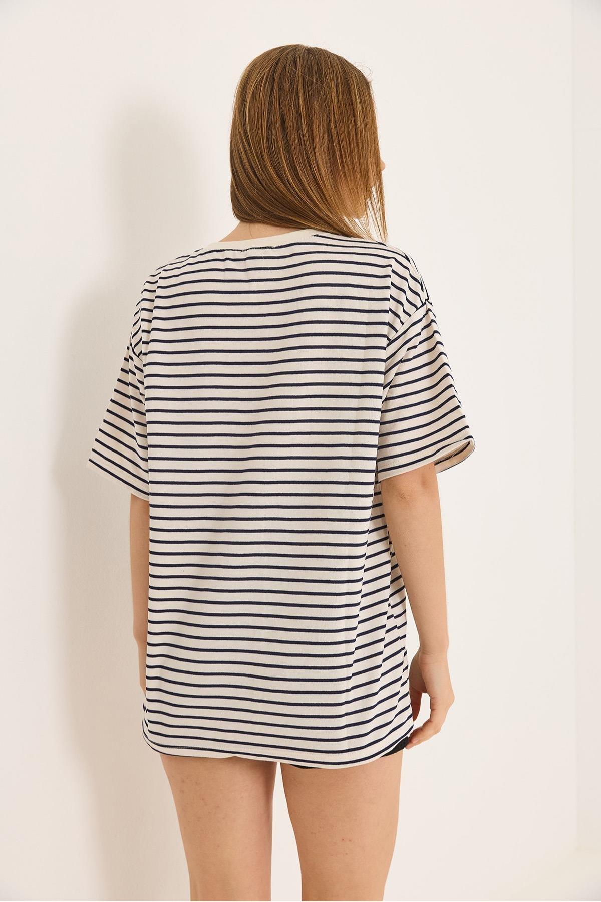 Kalp İşlemeli Çizgili Oversize TshirtKADIN T-SHİRT