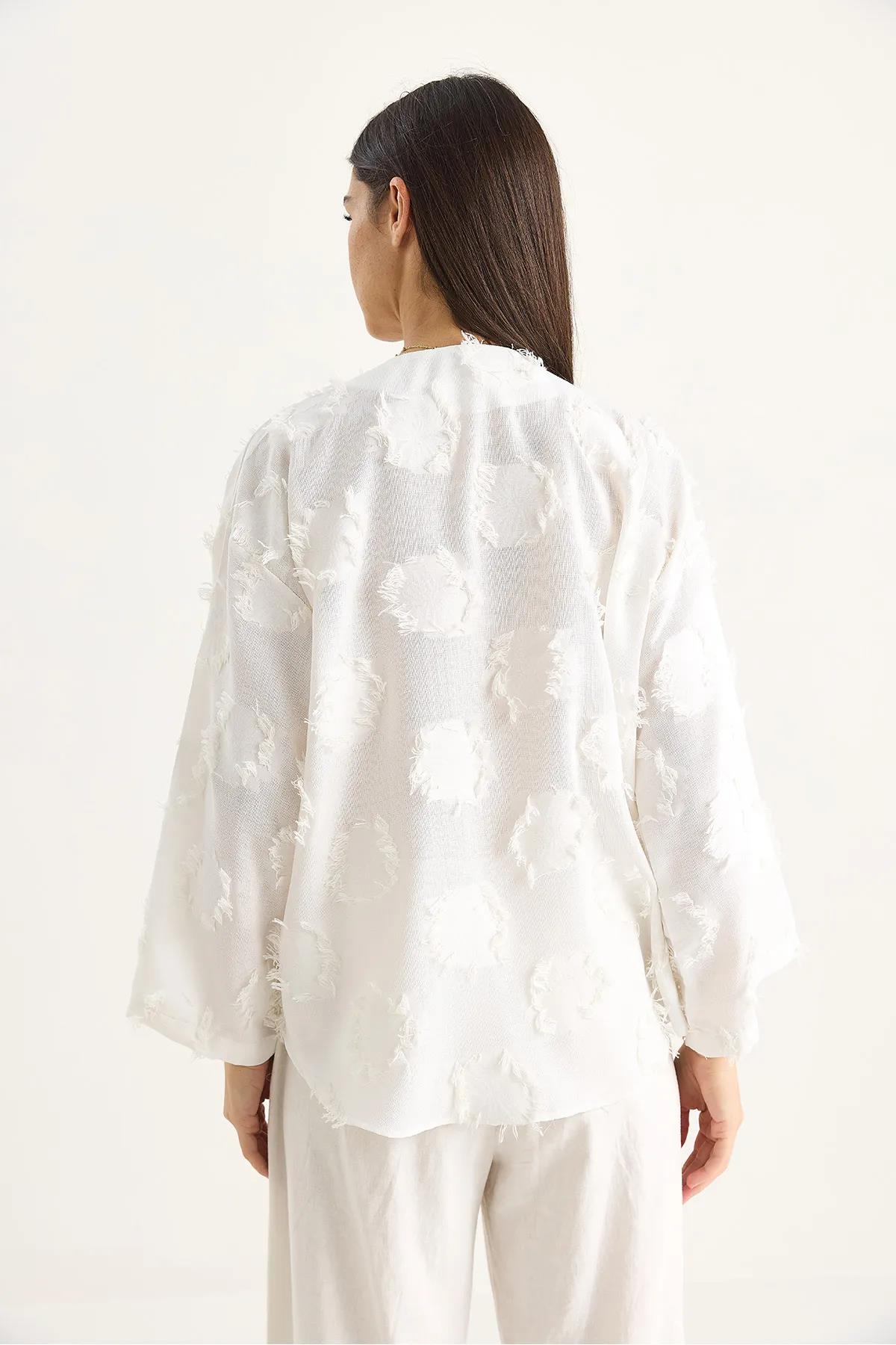 Önü Bağlamalı Kendinden Nakışlı KimonoKADIN KİMONO & KAFTAN