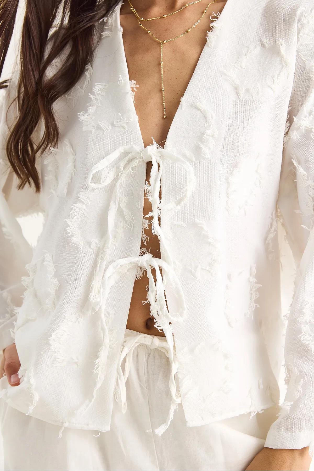 Önü Bağlamalı Kendinden Nakışlı KimonoKADIN KİMONO & KAFTAN