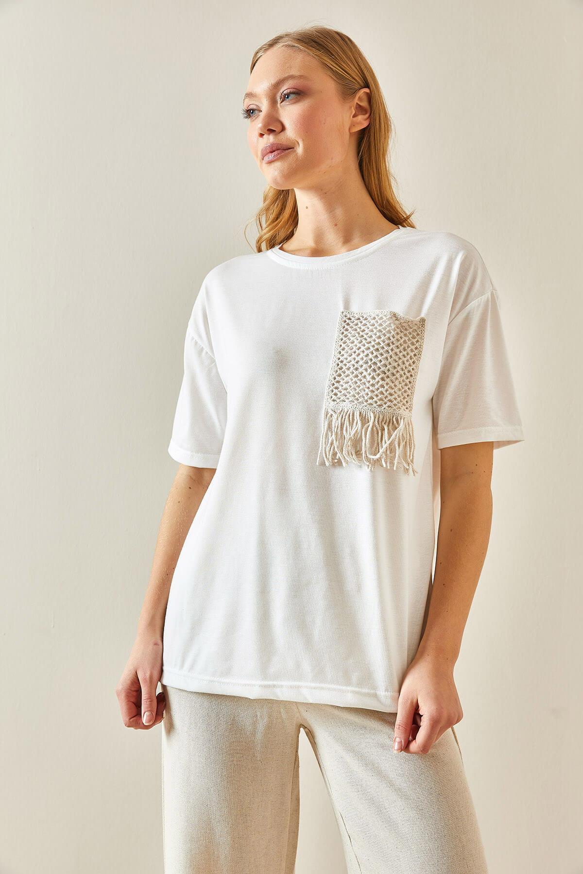 Püskül Detaylı Bisiklet Yaka T-shirtKADIN T-SHİRT