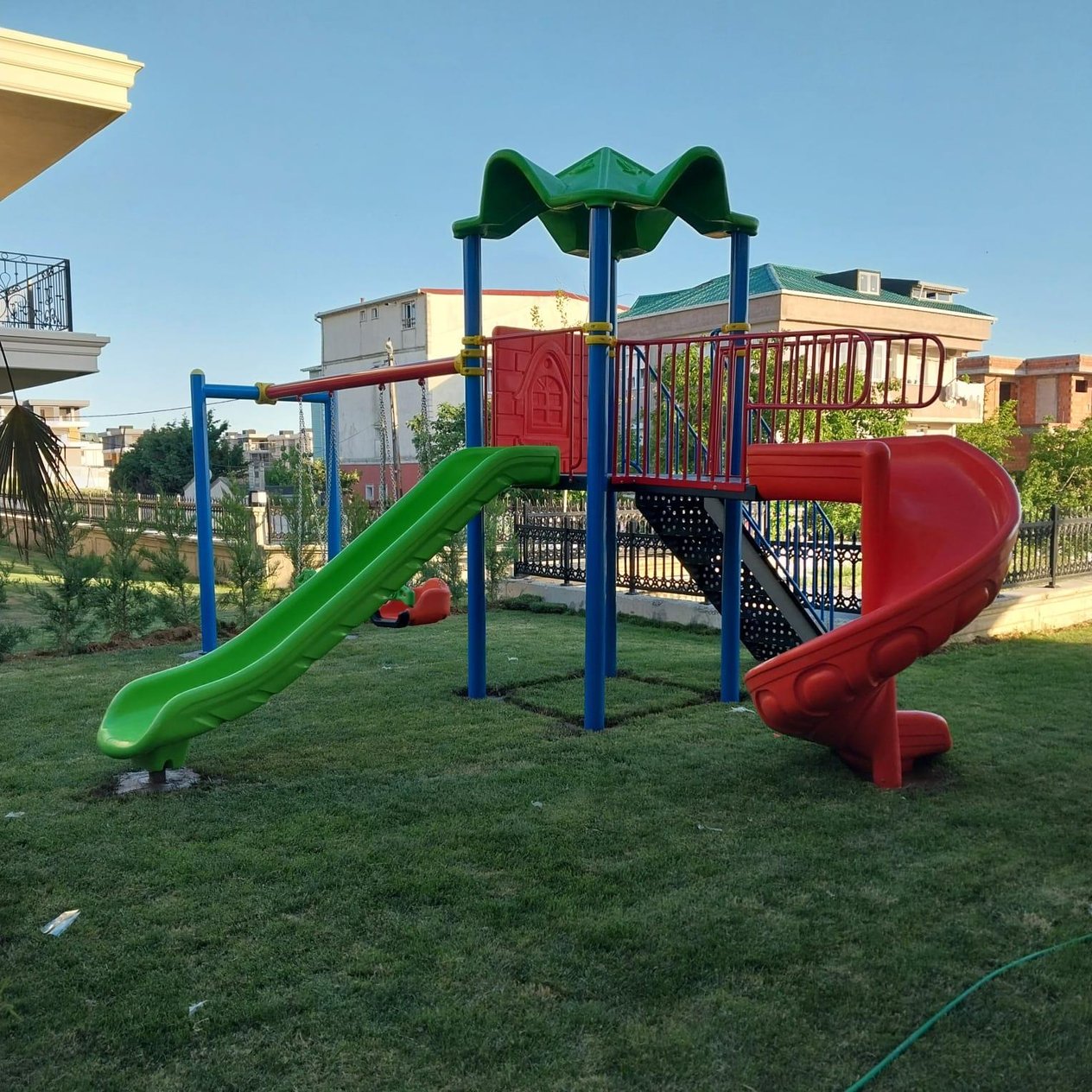 Single-Tower Playground Set with Two Slides and Double Swing – BOS-02C