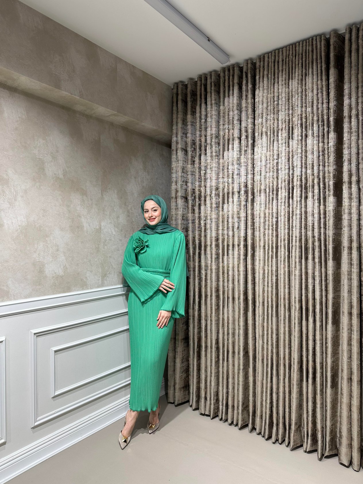 Gül Detaylı Yeşil Elbise