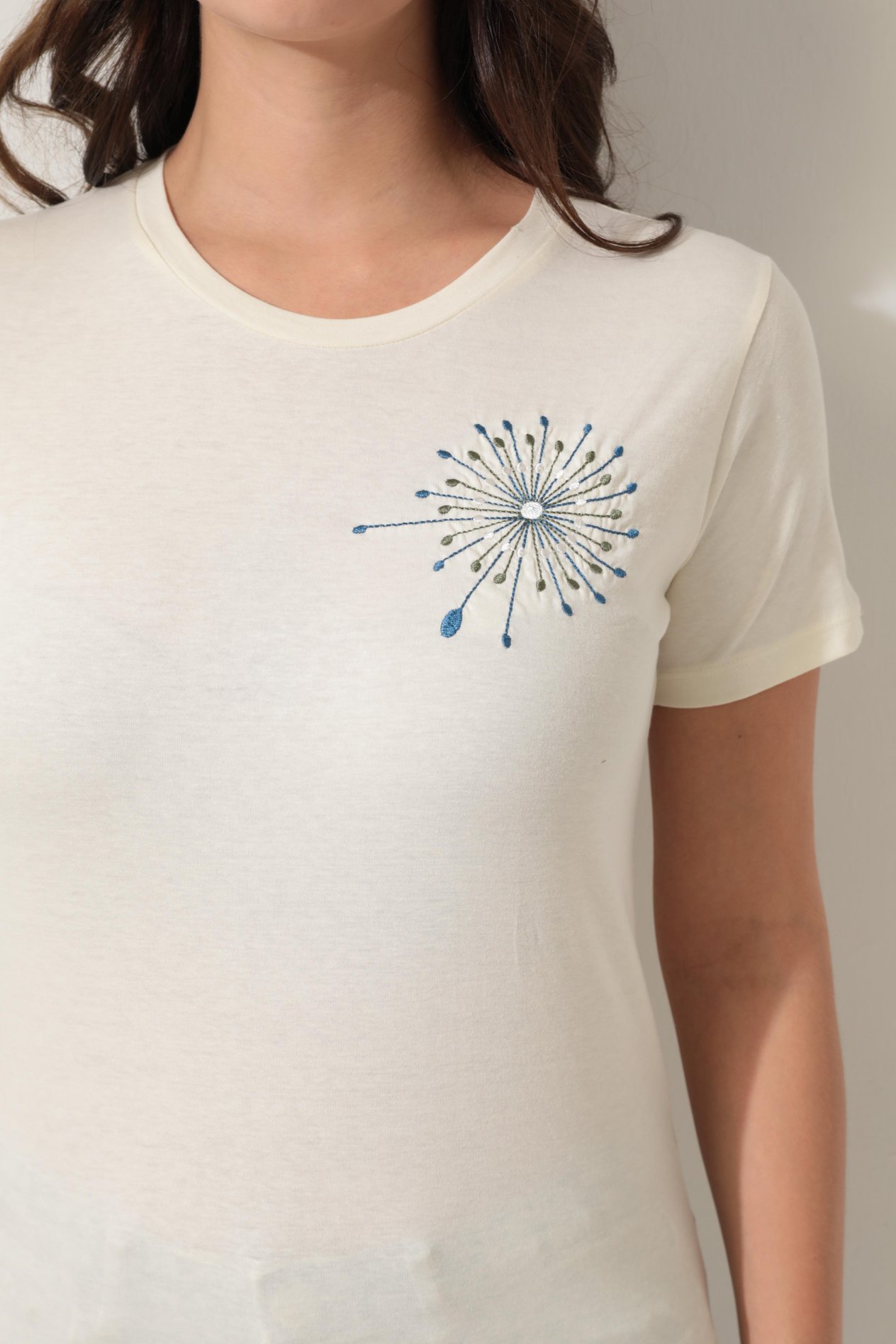 Ekru Omzu Nakışlı Bisiklet Yaka Kısa Kollu Kadın T-shirt- 2419