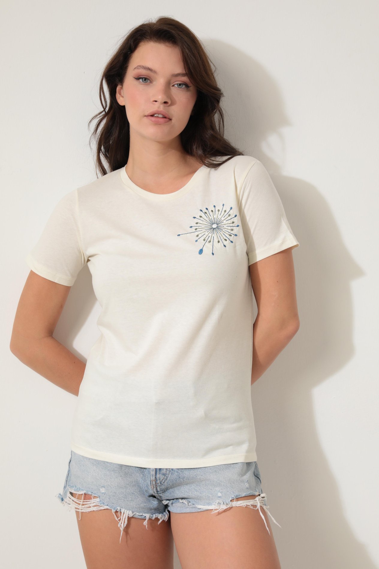 Ekru Omzu Nakışlı Bisiklet Yaka Kısa Kollu Kadın T-shirt- 2419