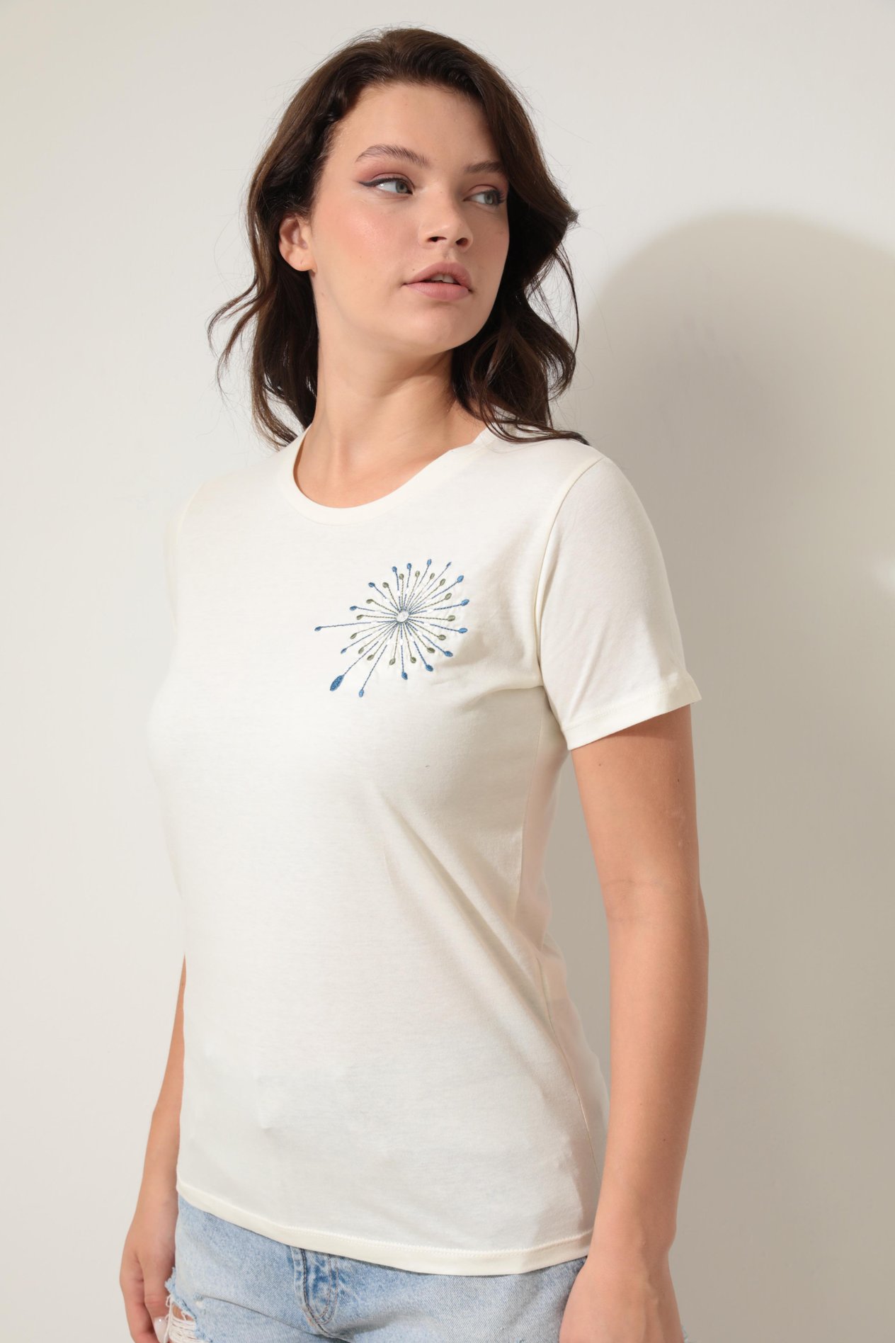 Ekru Omzu Nakışlı Bisiklet Yaka Kısa Kollu Kadın T-shirt- 2419
