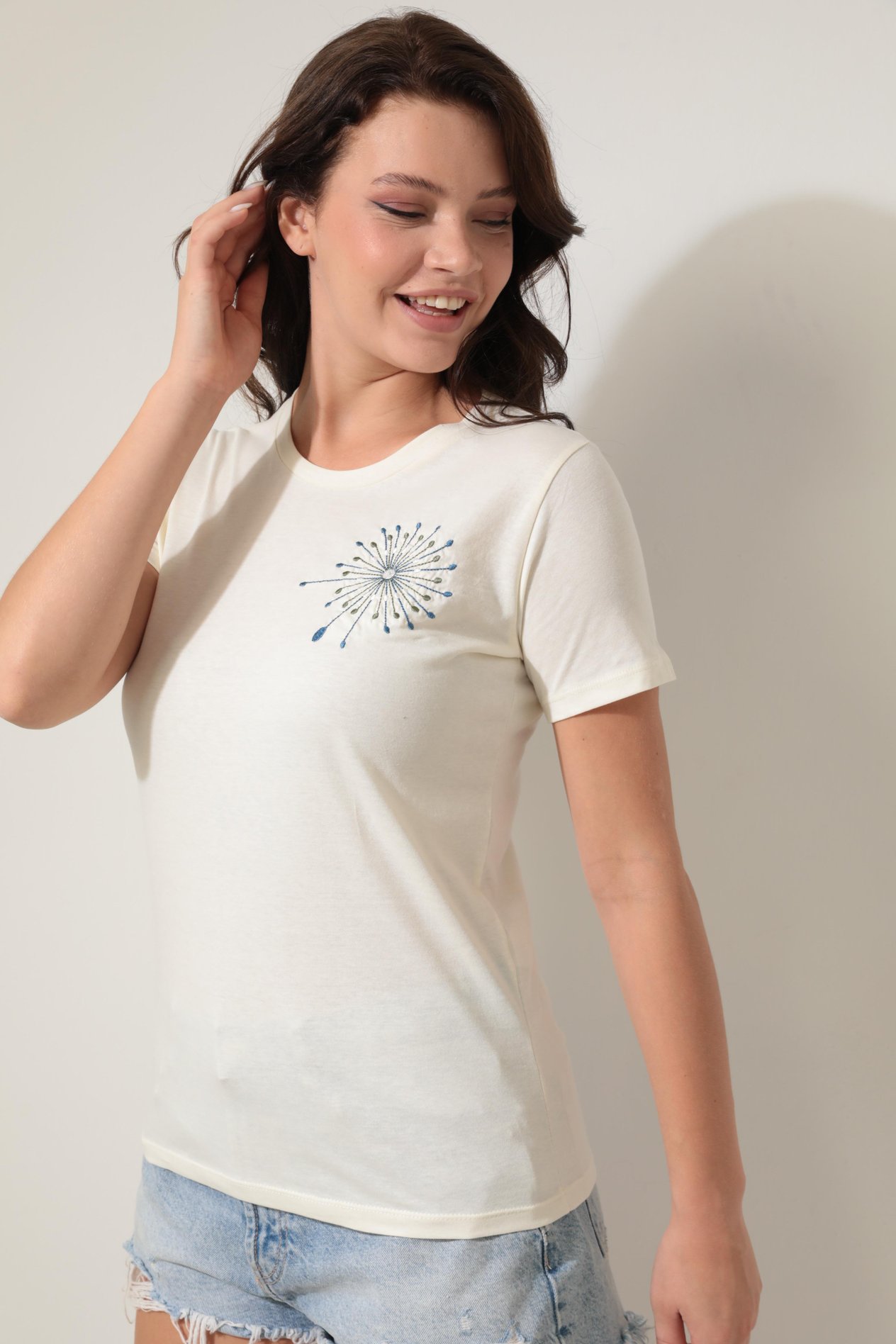 Ekru Omzu Nakışlı Bisiklet Yaka Kısa Kollu Kadın T-shirt- 2419