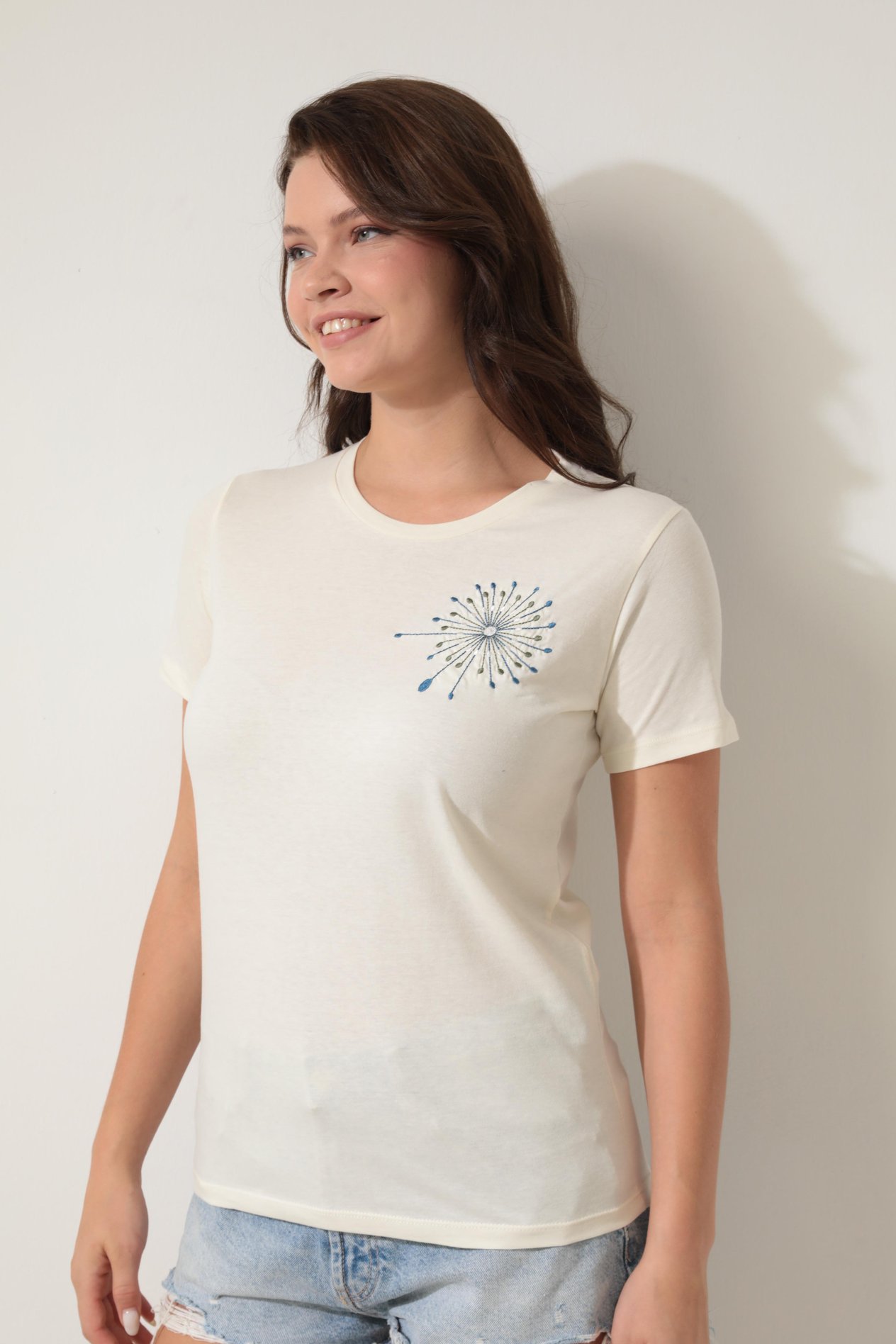 Ekru Omzu Nakışlı Bisiklet Yaka Kısa Kollu Kadın T-shirt- 2419