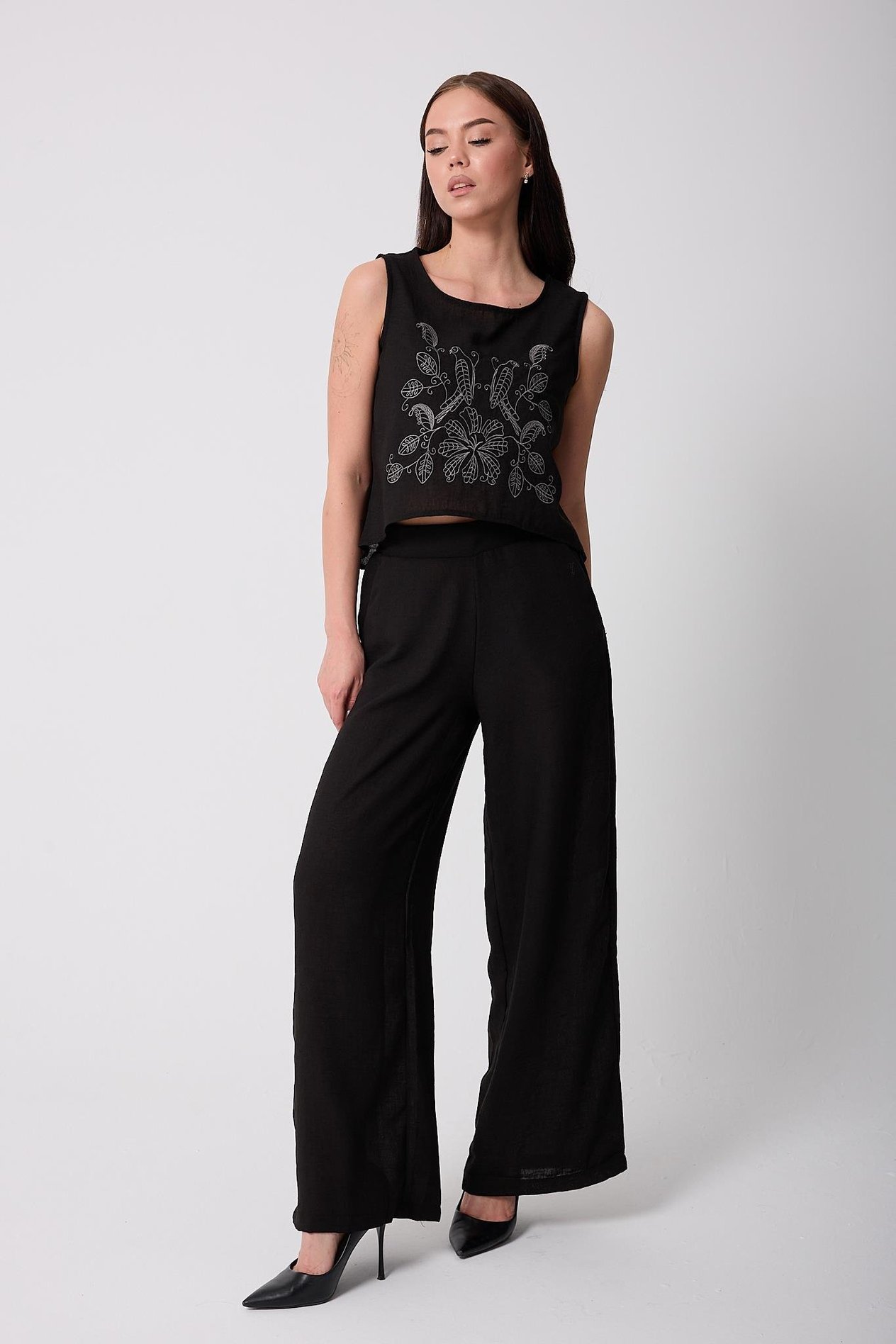 Kadın Siyah Müslin Keten Önü Nakışlı Tasarım Crop Bluz - 2521