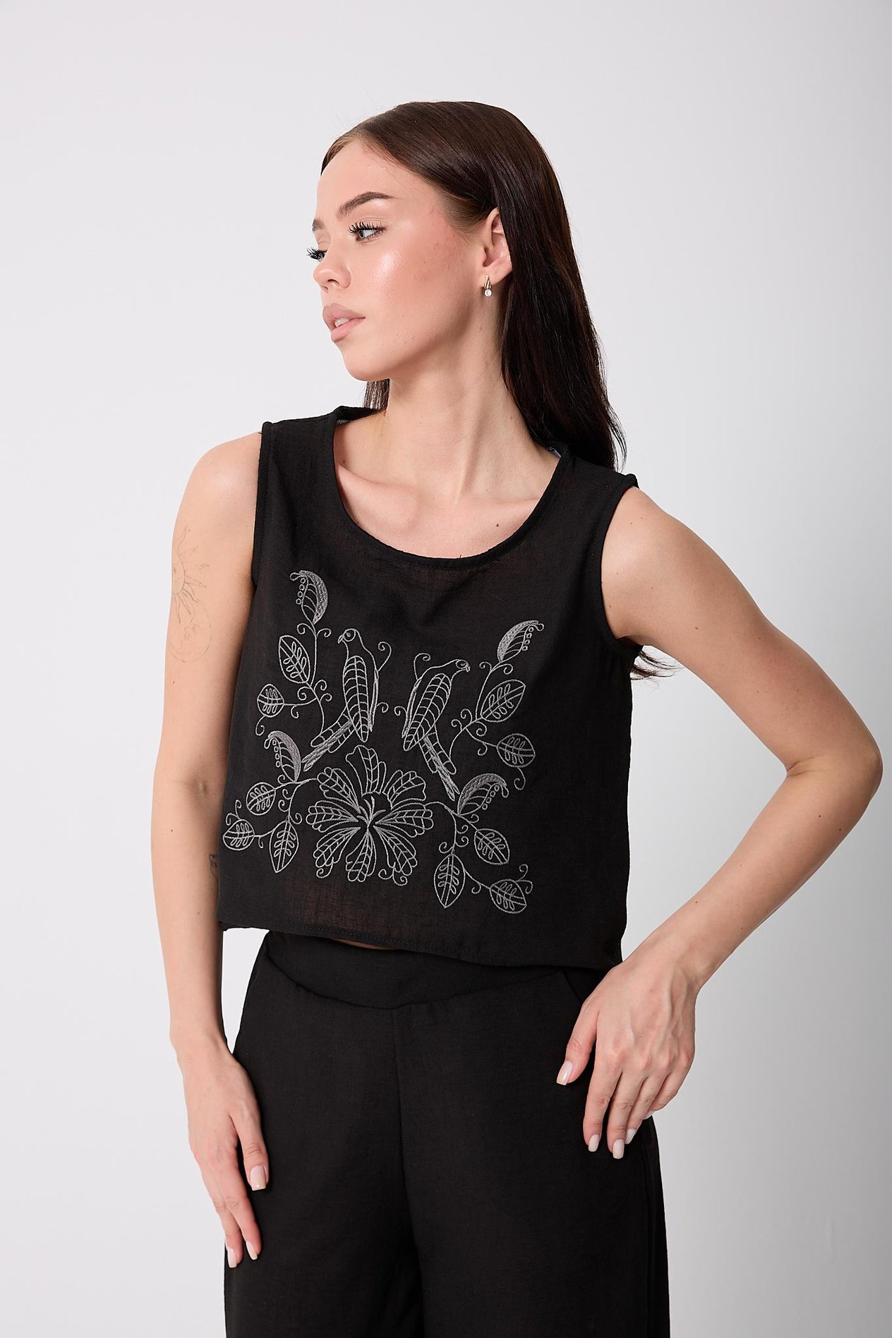 Kadın Siyah Müslin Keten Önü Nakışlı Tasarım Crop Bluz - 2521