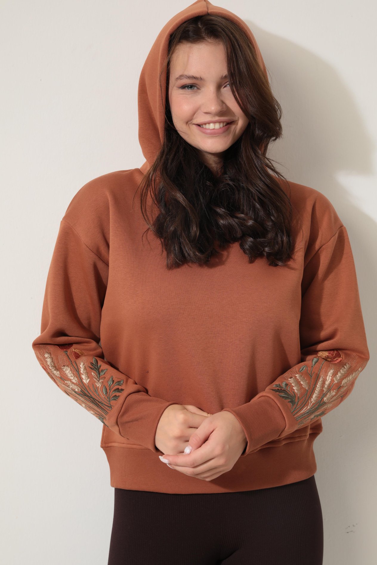 Kiremit Rengi Kolları Başak Nakışlı Kapüşonlu Sweatshirt - 2428