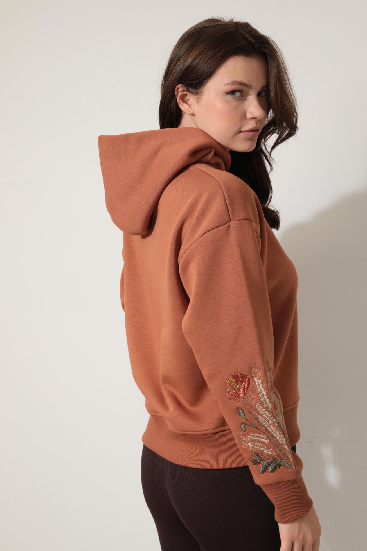 Kiremit Rengi Kolları Başak Nakışlı Kapüşonlu Sweatshirt - 2428