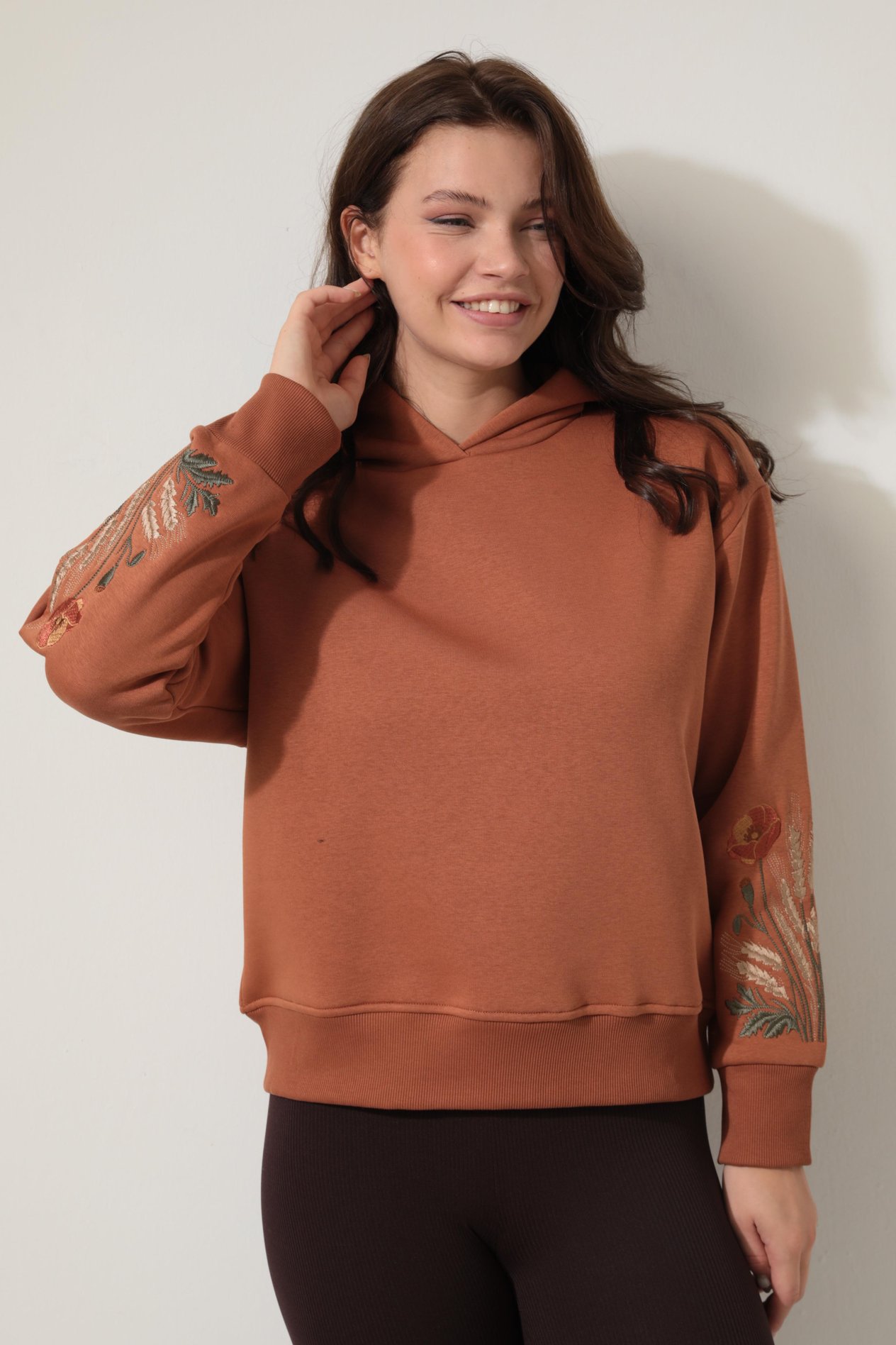 Kiremit Rengi Kolları Başak Nakışlı Kapüşonlu Sweatshirt - 2428
