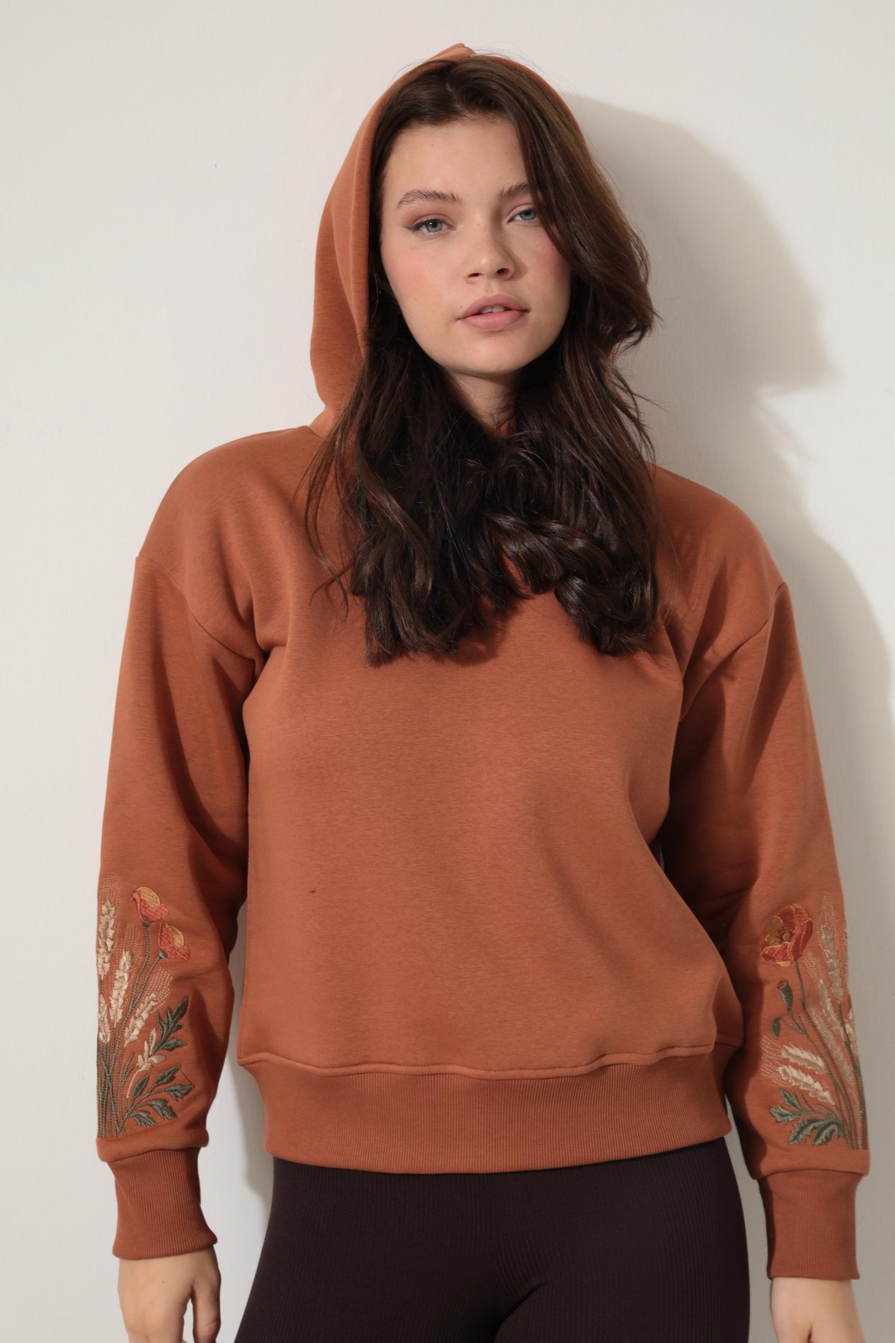 Kiremit Rengi Kolları Başak Nakışlı Kapüşonlu Sweatshirt - 2428