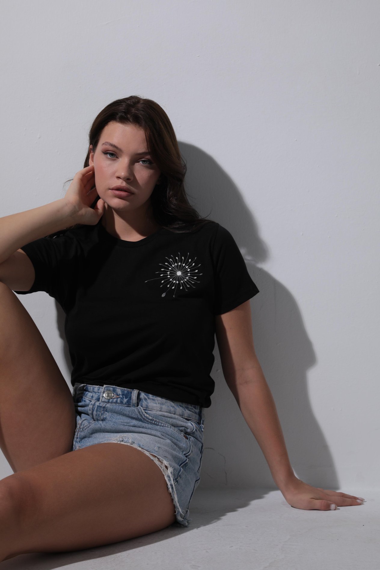 Omzu Nakışlı Bisiklet Yaka Kısa Kollu Kadın T-shirt- 2419