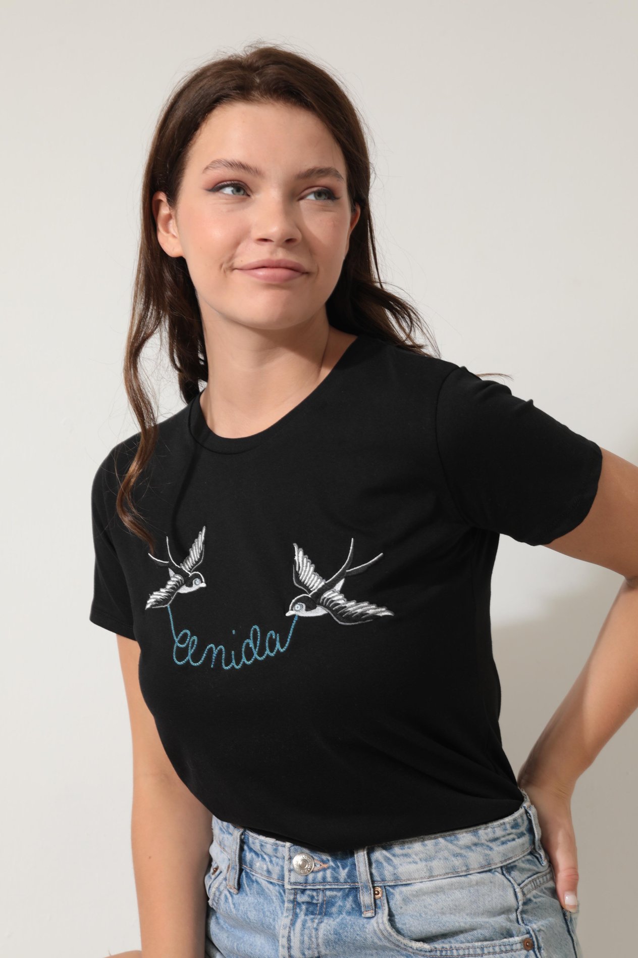 Siyah Önü Kırlangıç Nakışlı Yazılı Bisiklet Yaka Kısa Kollu Kadın T-shirt- 2420