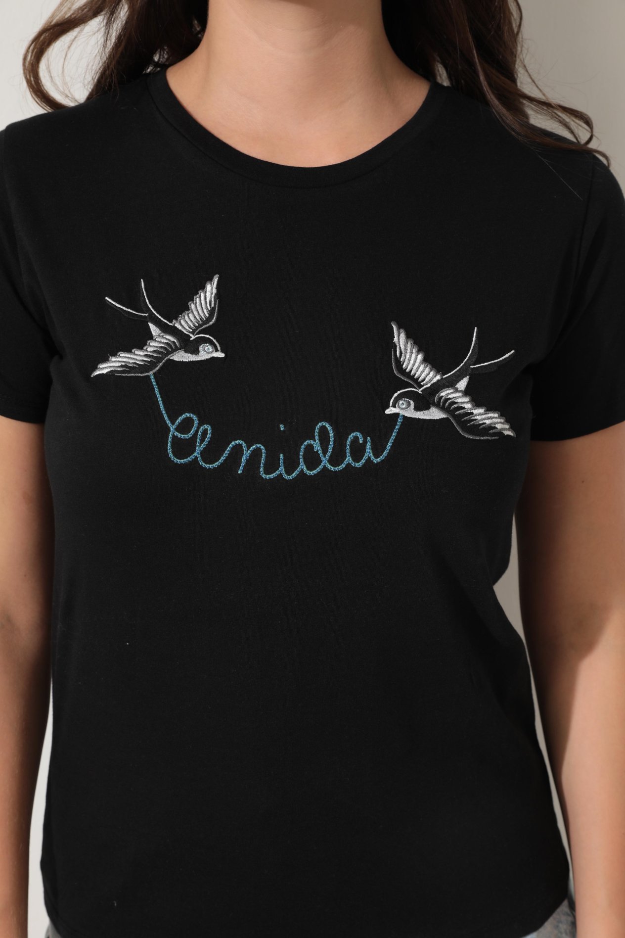 Siyah Önü Kırlangıç Nakışlı Yazılı Bisiklet Yaka Kısa Kollu Kadın T-shirt- 2420