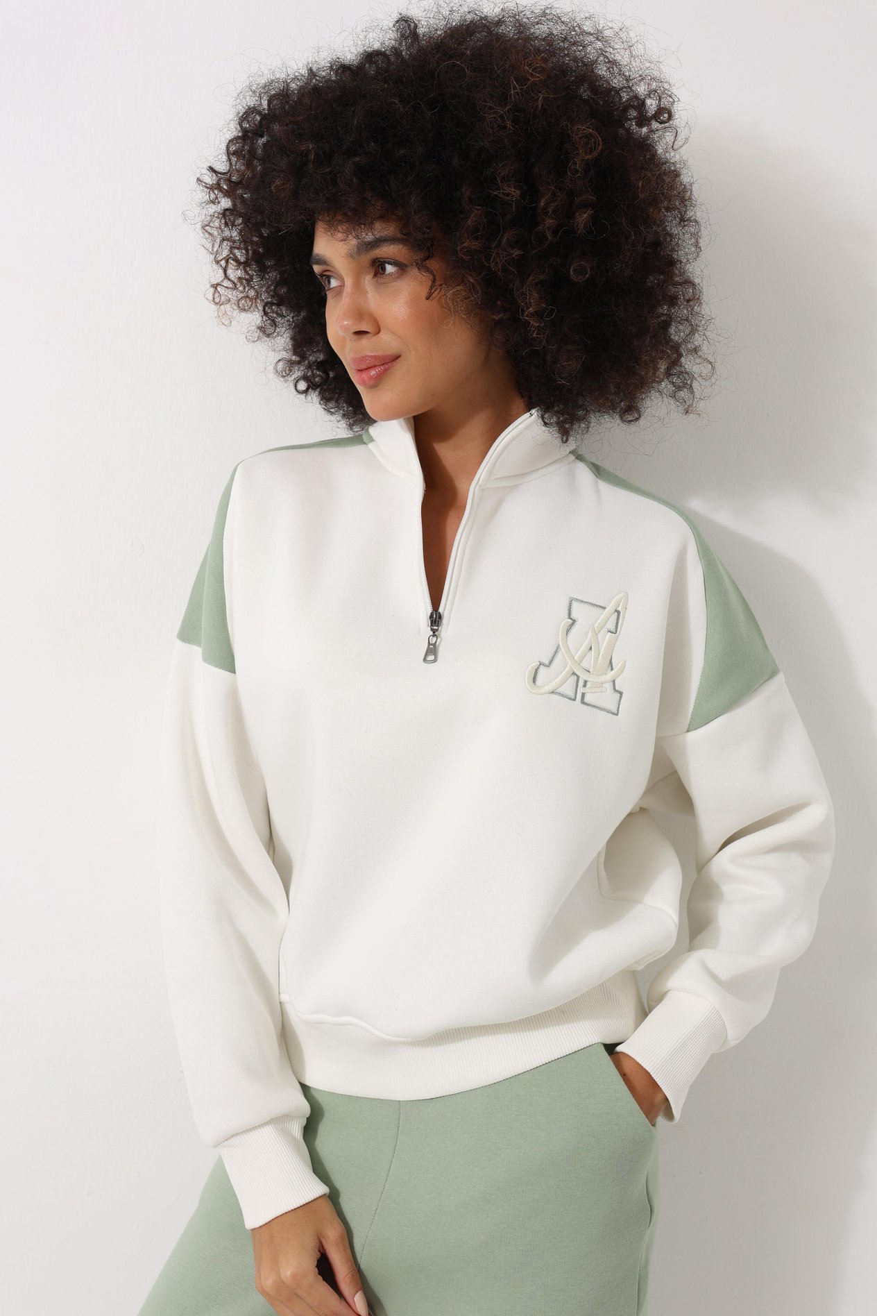 Yeşil Kadın Yarım Balıkçı Yaka Fermuarlı Blok Parçalı Nakış Detaylı Oversize Sweatshirt - 2451
