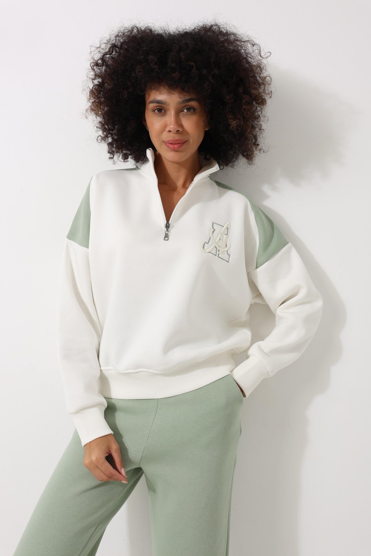 Yeşil Kadın Yarım Balıkçı Yaka Fermuarlı Blok Parçalı Nakış Detaylı Oversize Sweatshirt - 2451