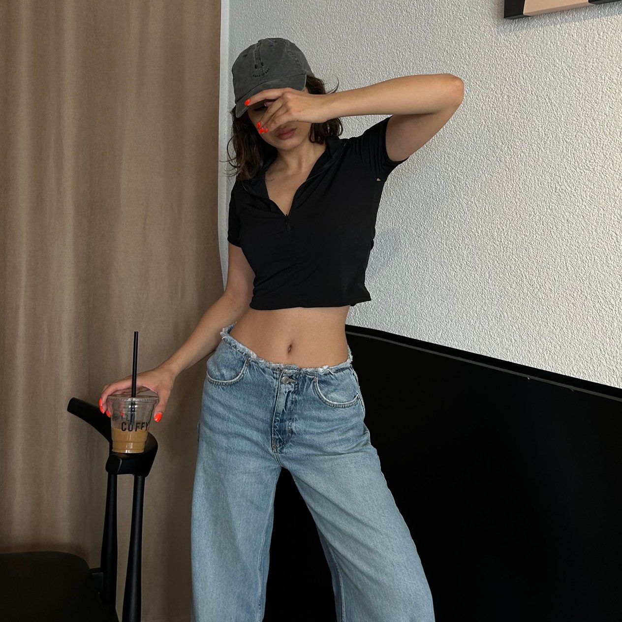 Düz Siyah Balıkçı Yaka Yarım Fermuarlı Kısa Kollu Crop