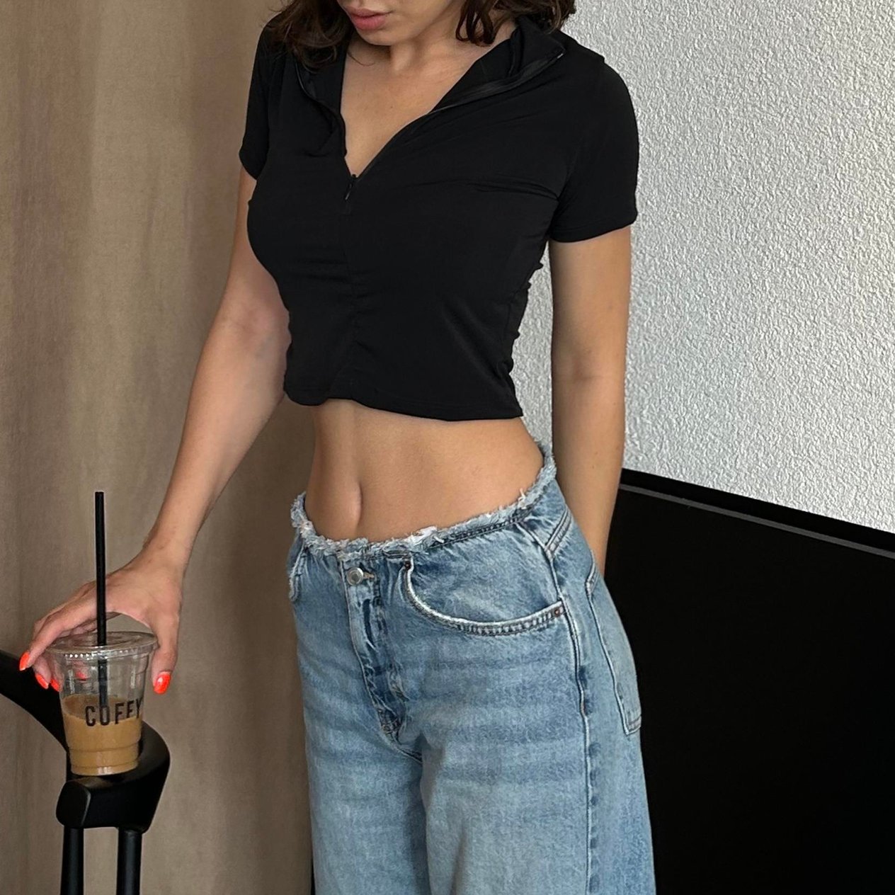 Düz Siyah Balıkçı Yaka Yarım Fermuarlı Kısa Kollu Crop
