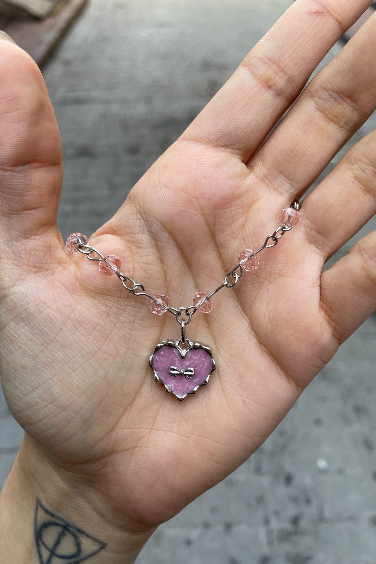 Pembe Taşlı Fiyonk Detaylı Kalp Silver Kolye