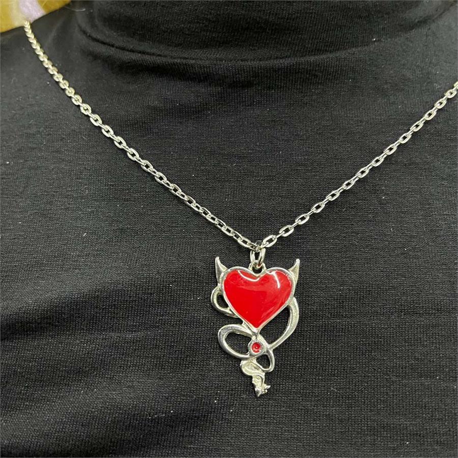 Zincirli Devil Heart Kırmızı Kolye