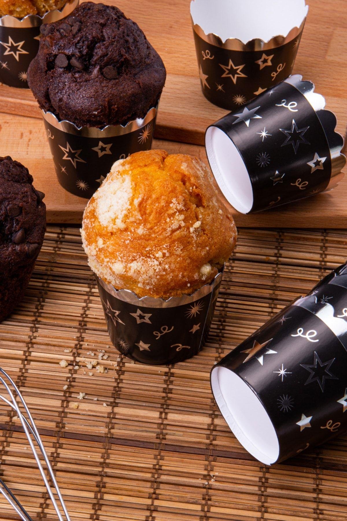 Gümüş Yaldızlı Siyah 12'li Kek Kalıbı Yıldız Konfeti Detaylı Fırında Dağılmayan 6.5x5 Cm Muffin