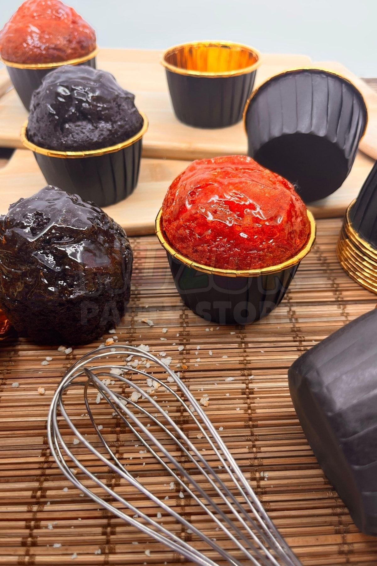 Siyah Parlak Karton 25'li Kek Kalıbı Kenarı Içi Gold Kaplama Fırında Dağılmayan 6.5x4 Cm Muffin Kabı