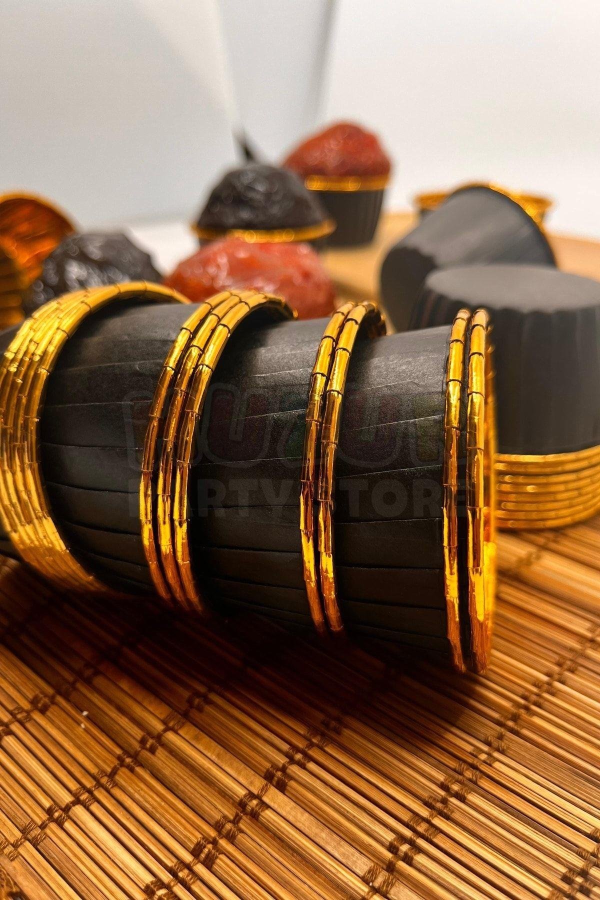 Siyah Parlak Karton 25'li Kek Kalıbı Kenarı Içi Gold Kaplama Fırında Dağılmayan 6.5x4 Cm Muffin Kabı