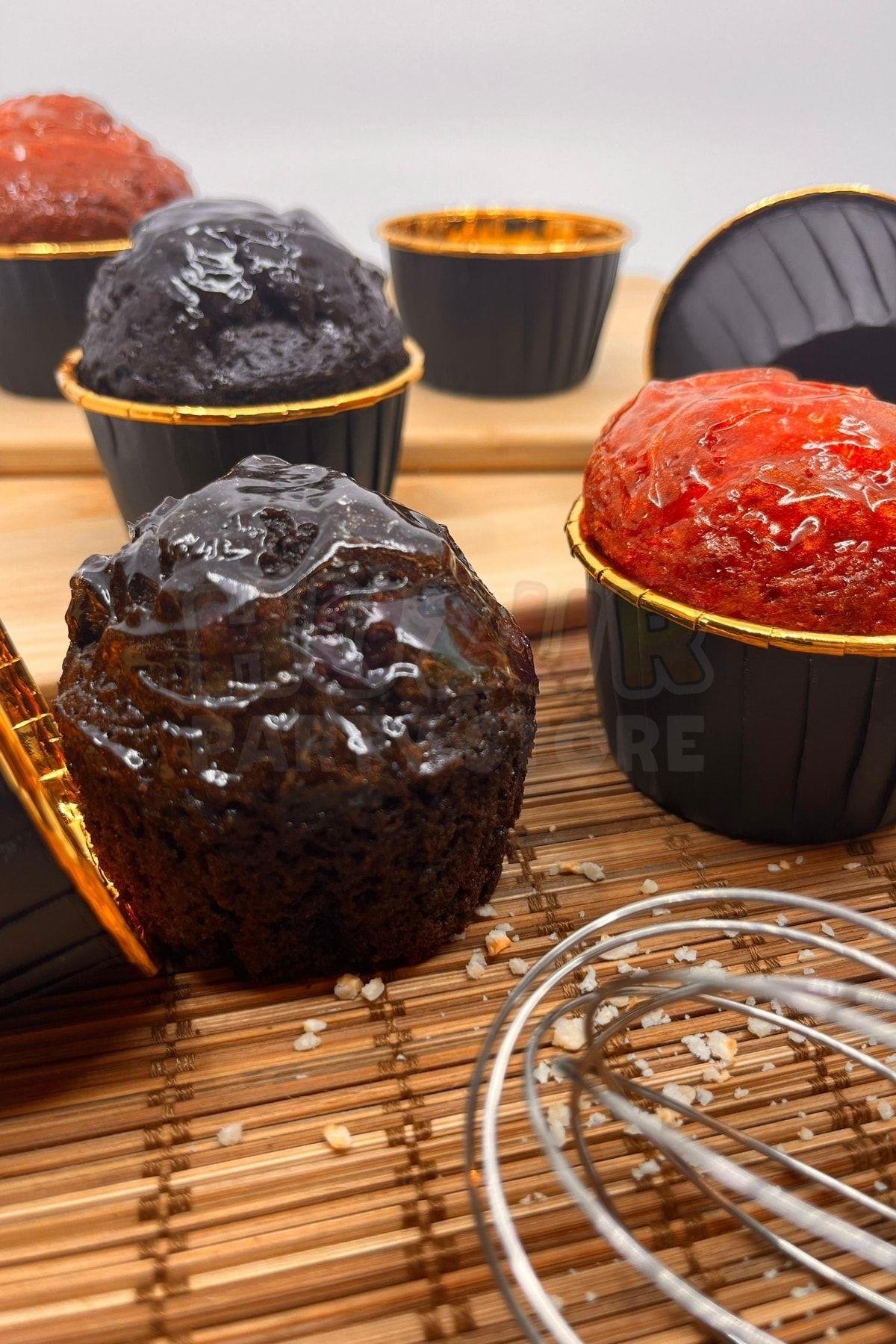 Siyah Parlak Karton 25'li Kek Kalıbı Kenarı Içi Gold Kaplama Fırında Dağılmayan 6.5x4 Cm Muffin Kabı