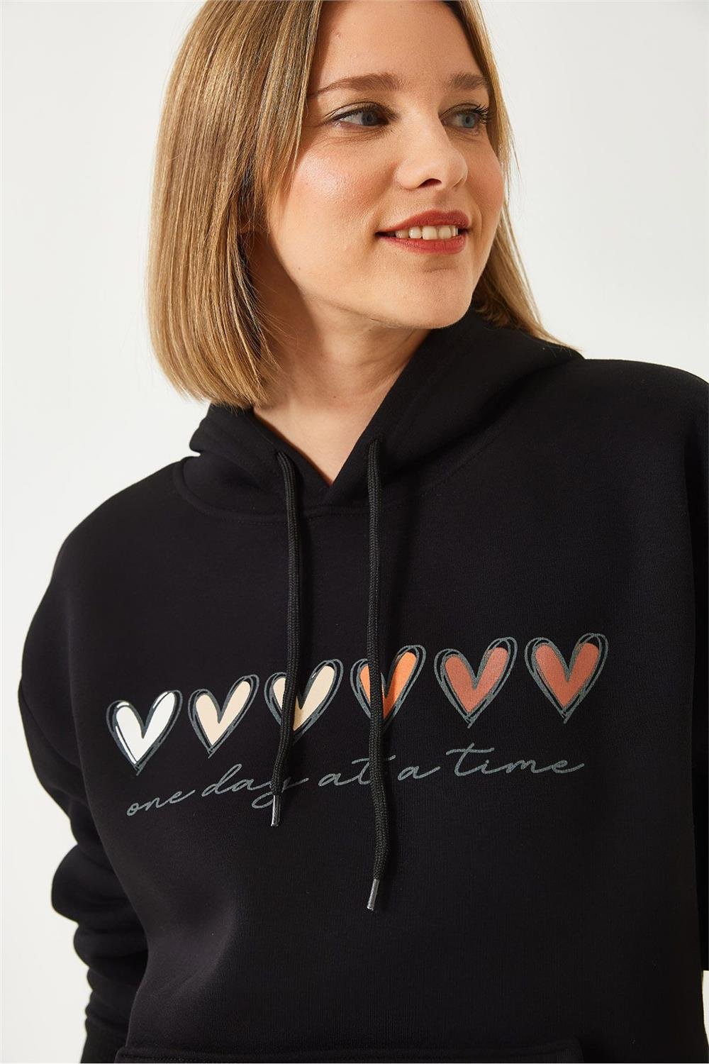 Üç İplik Şardonlu Renkli Kalp Baskılı Kapşonlu Sweatshirt MBHS025 60601025 - Siyah