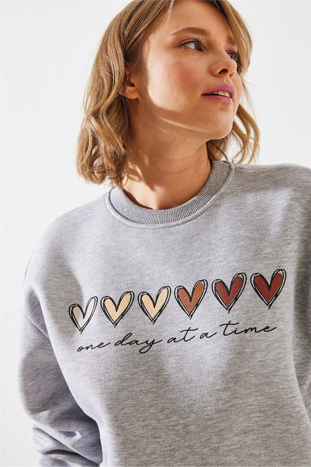 Üç İplik Şardonlu Renkli Kalp Baskılı Sweatshirt MBHS007 60601007 - Gri Melanj