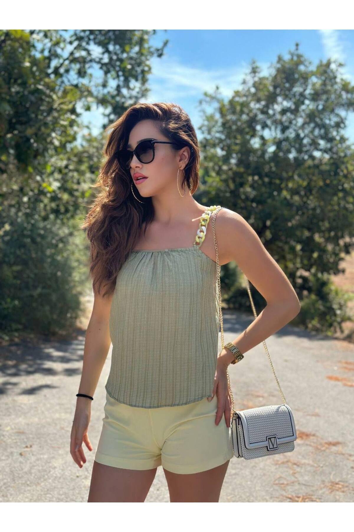 Omuzu zincir detaylı bluz