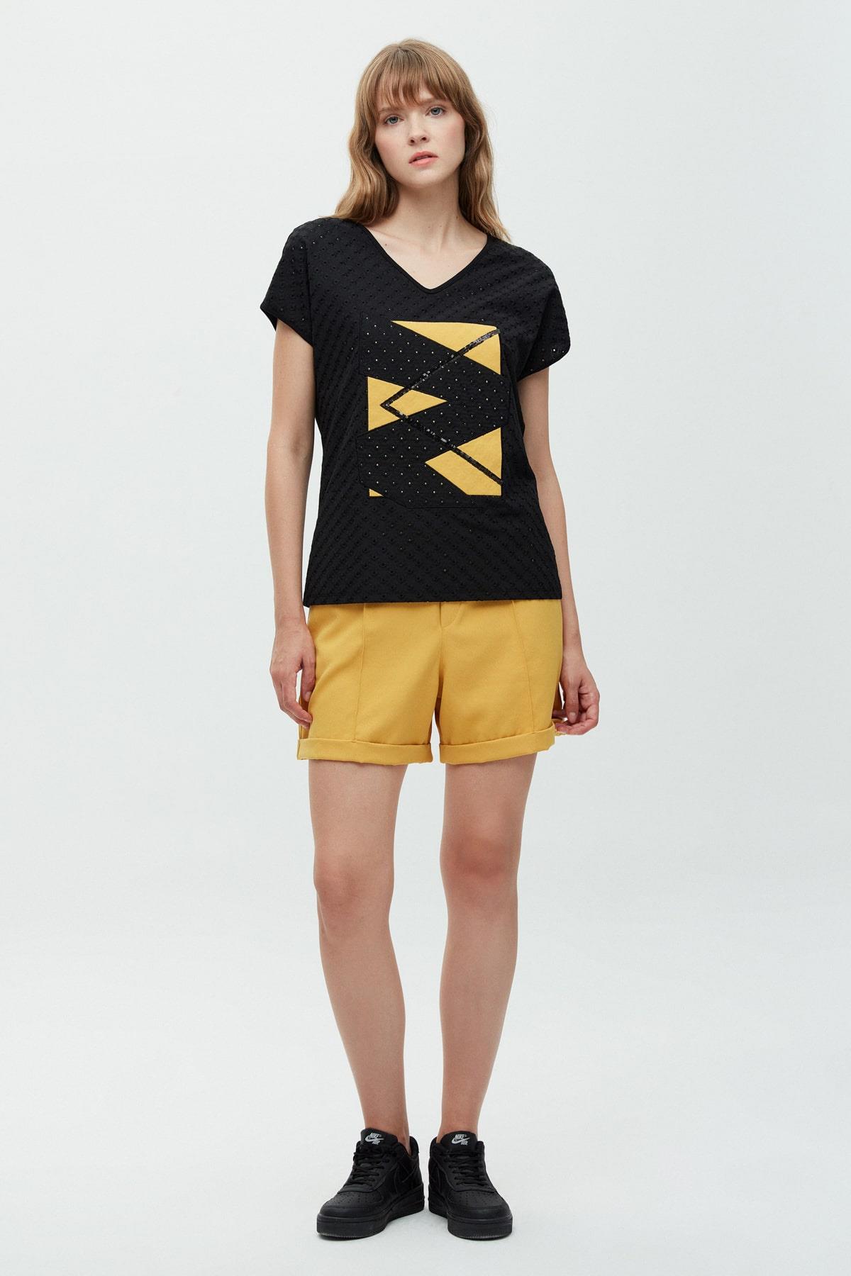 Kare Sargı ve Zigzag Nakışlı T-Shirt