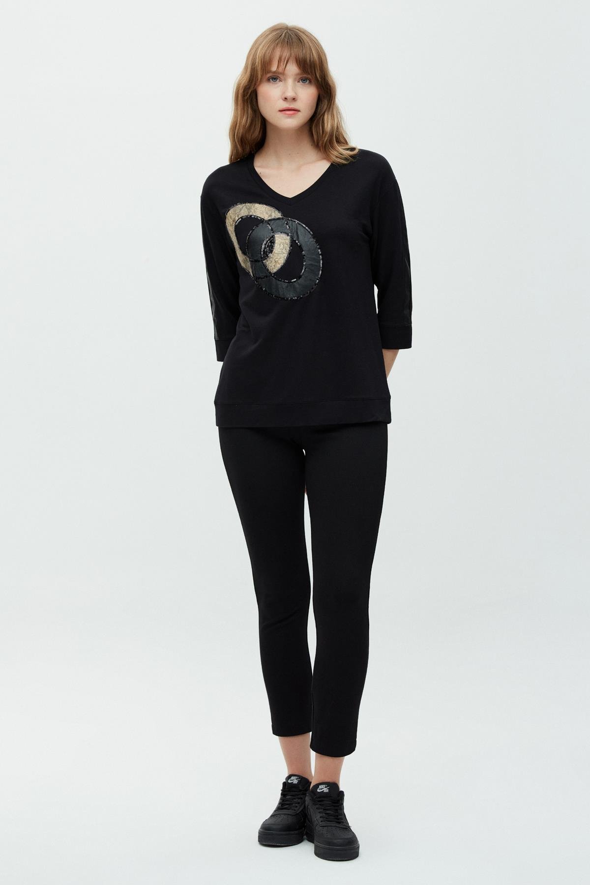 Oval Deri ve Pul Nakışlı Truvakar T-Shirt