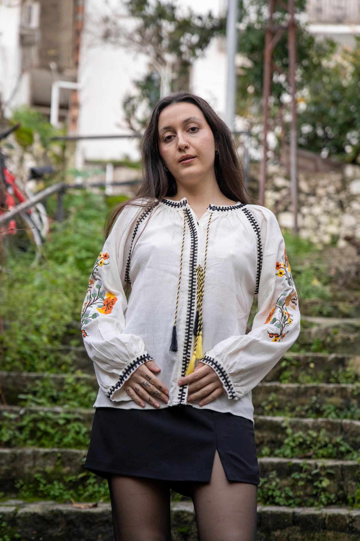 Amore Kolları Çiçek Nakışlı Tasarım Gömlek 