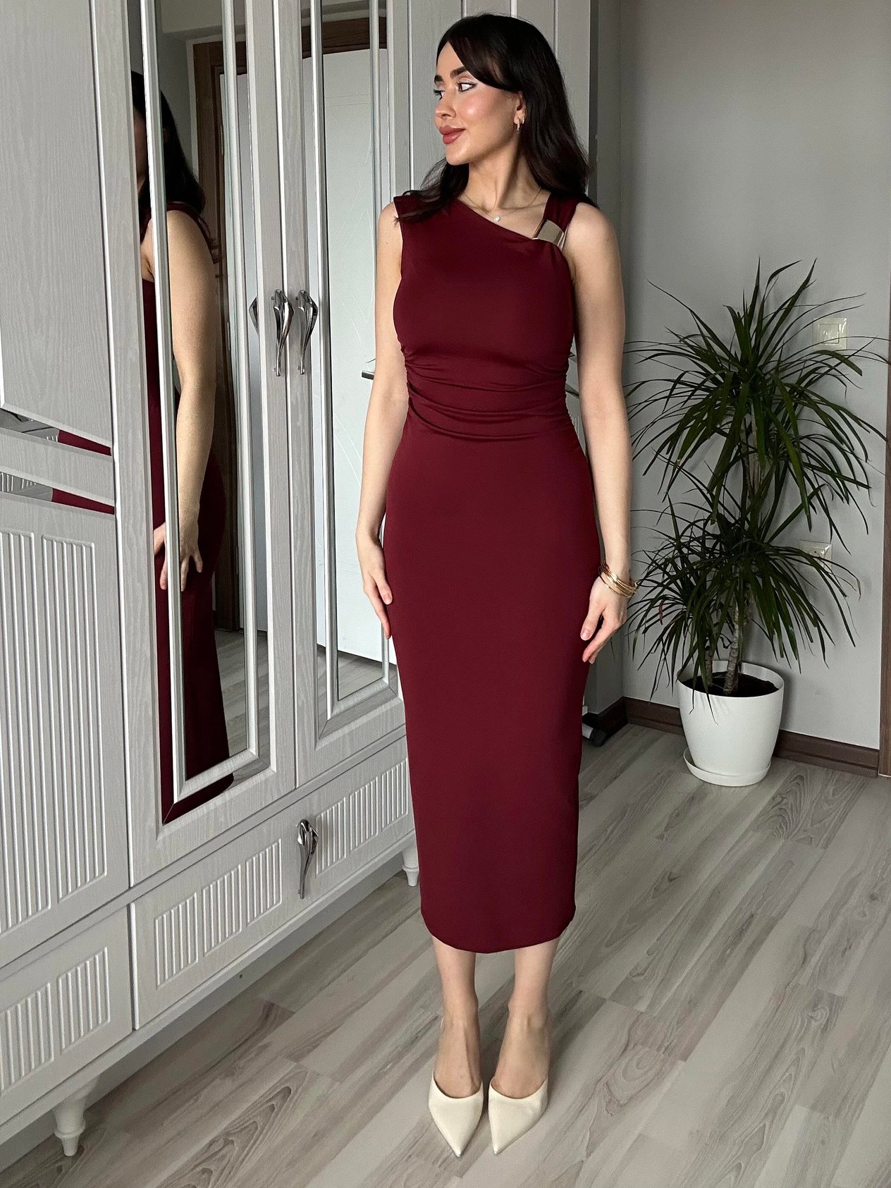Kadın Bordo Drapeli Yanları Büzgülü Gold Toka Aksesuar Detaylı Askılı Slim Fit Asimetrik Yaka Midi Elbise