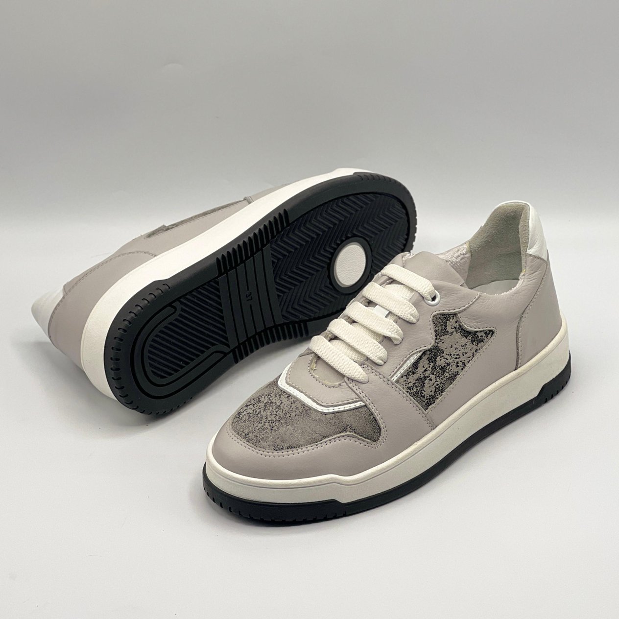 kaymaz tabanlı gri sneaker