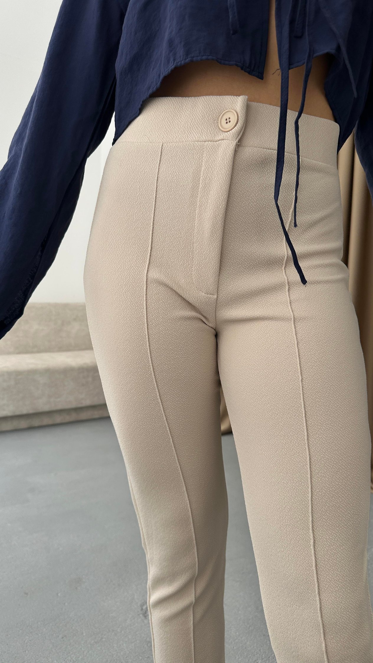 ÖNÜ ÇİMALI BEYAZ KUMAŞ PANTALON