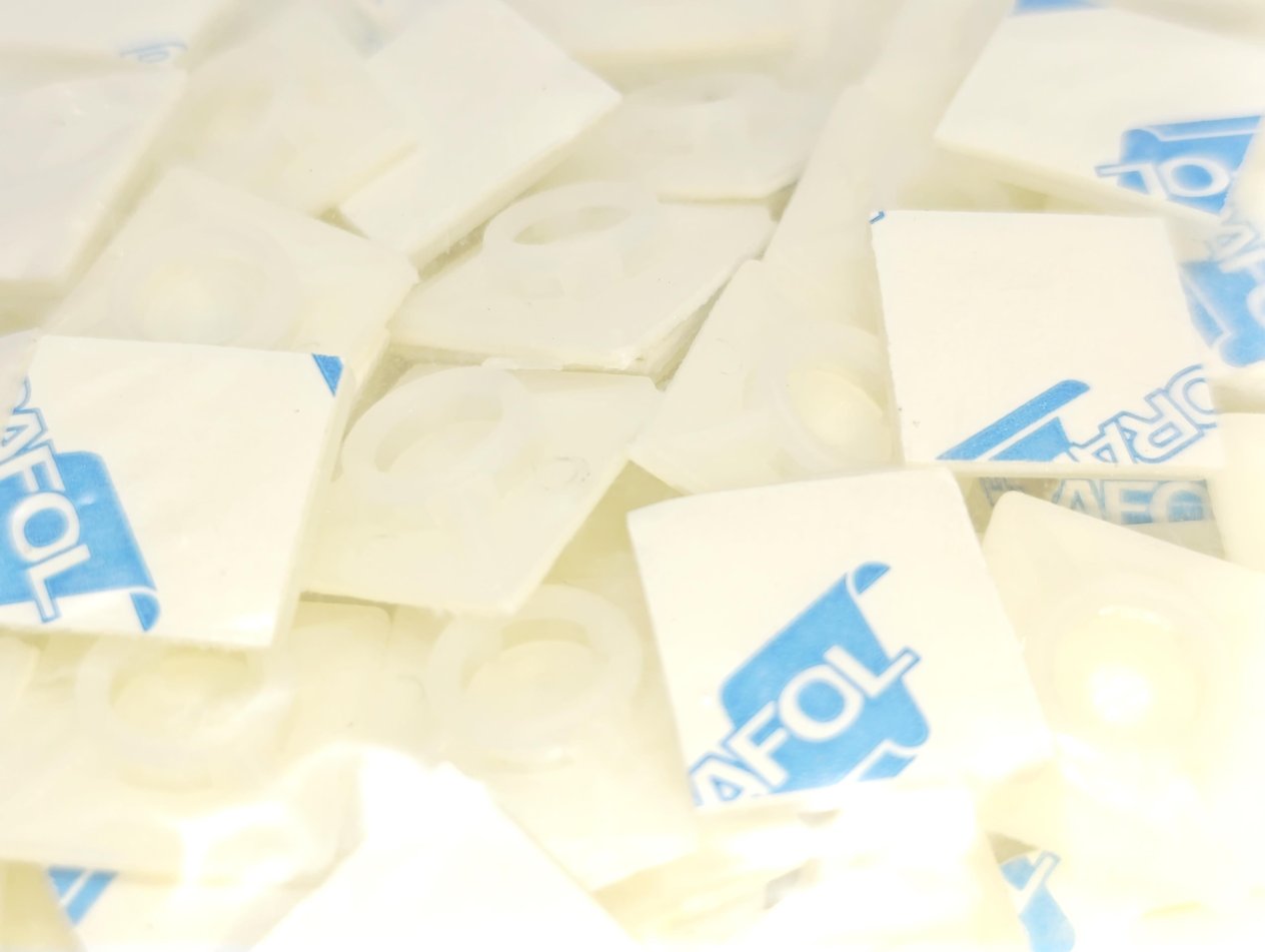 19mmX19mm Yapışkanlı Beyaz Plastik Kroşe - 1 Paket - 100Adet 
