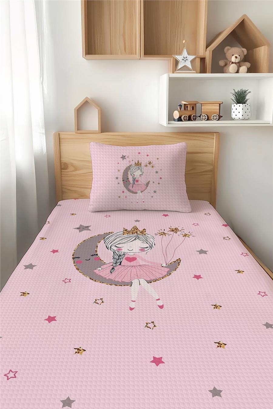 Pembe Ay'Da Oturan Kız Desenli Tek Kişilik Çocuk Pike Takımı