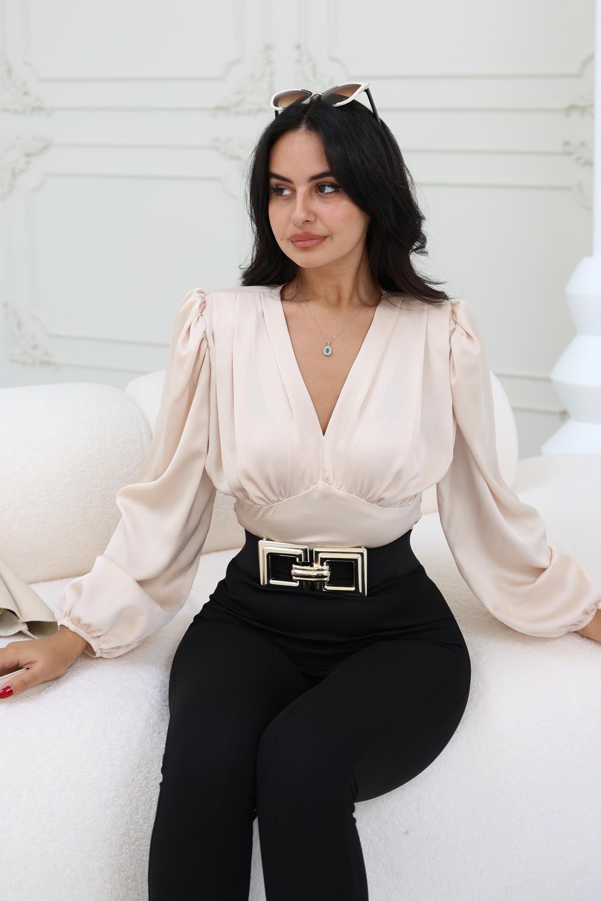 Omuzları pileli saten bluz - TAŞ