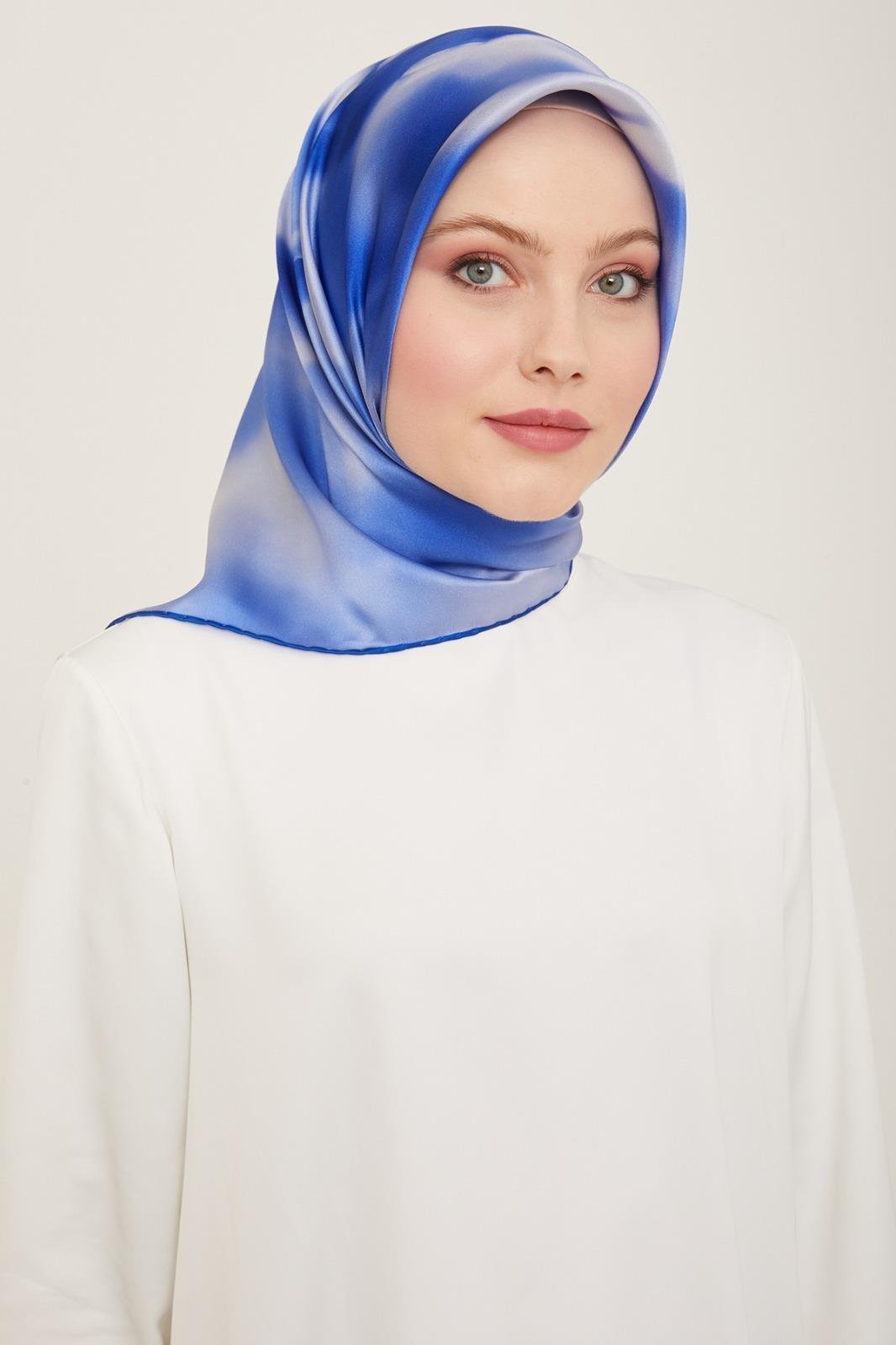 Armine Gri-Mavi Geçişli Çiçek Desen Sura İpek Eşarp 9124-84