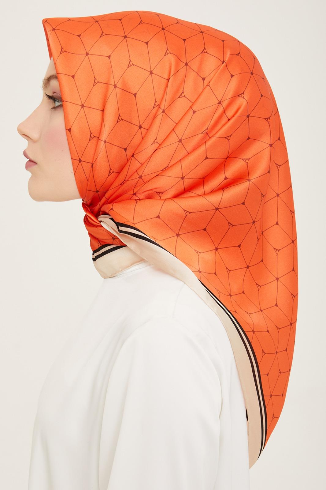 Armine Nar Çiçeği Geometrik Desen Sura İpek Eşarp 9166-33