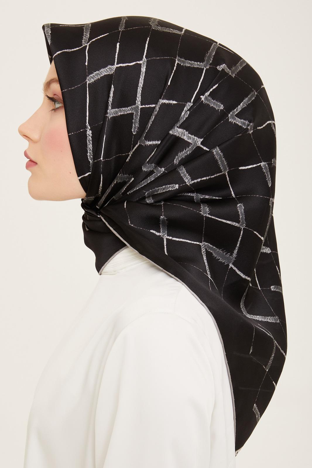 Armine Siyah Geometrik Desen Sura İpek Eşarp 9162-33