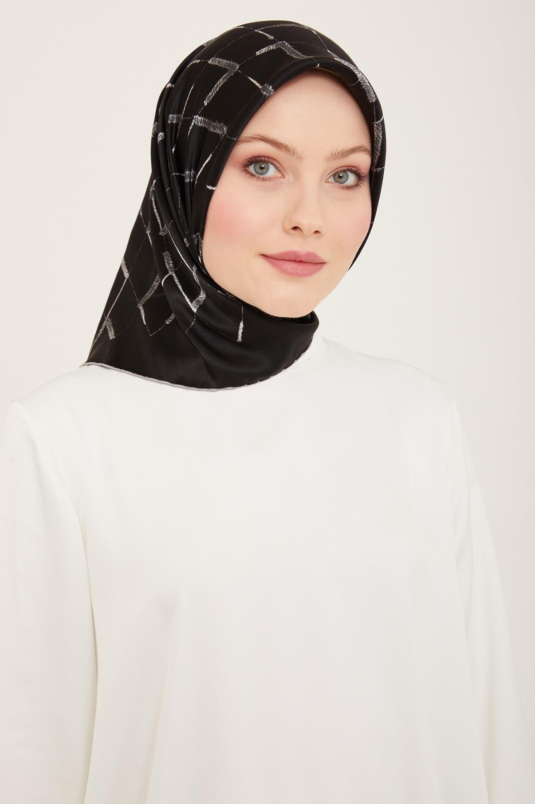 Armine Siyah Geometrik Desen Sura İpek Eşarp 9162-33