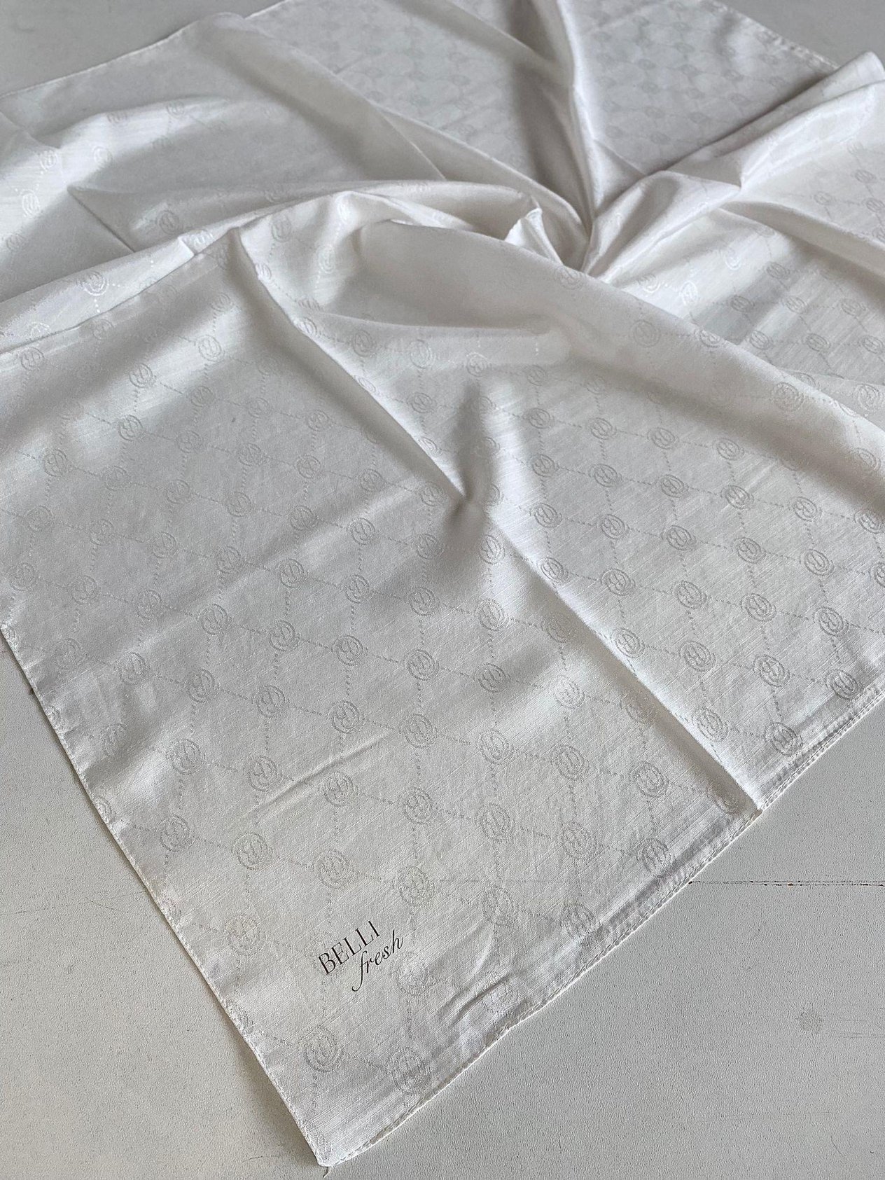 Belli Fresh Monogram Jakarlı Eşarp 2-71 Beyaz Monogram Desenli